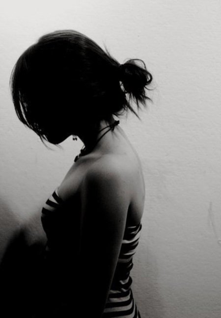 Девушка с короткими волосами со спины