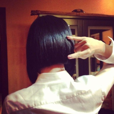 Брюнетка с каре со спины