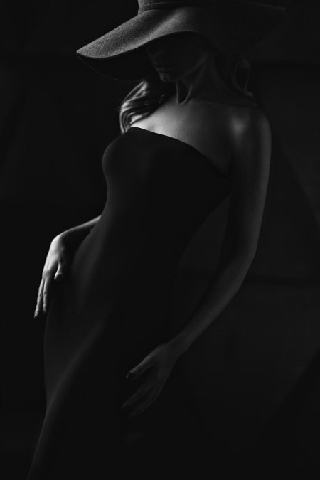 Женское тело черно белое