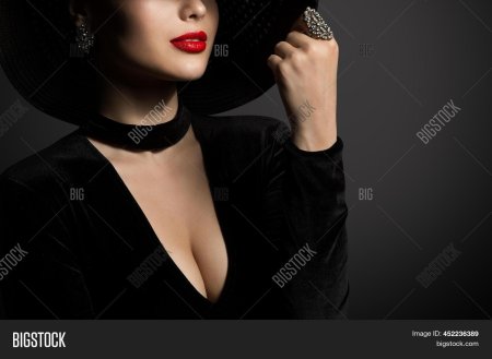 Элегантная женщина в чёрном в интерьере картинки