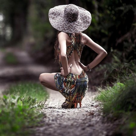 Девушка в шляпе