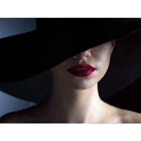 Женщина в шляпе без лица