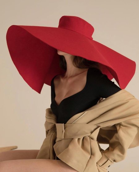 Девушка в большой шляпе