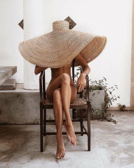 Голая в шляпке