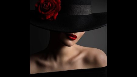Девушка в шляпе с красными губами