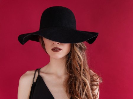 Красивая женщина в шляпе