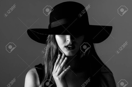 Хасбик в шляпе черно белое фото