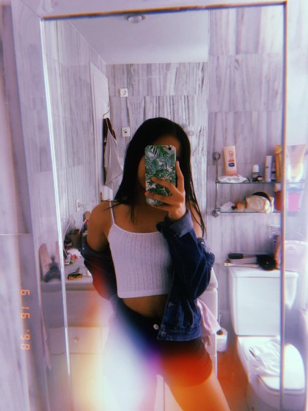 Девушка фоткается в зеркале