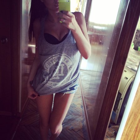 Брюнетка селфи