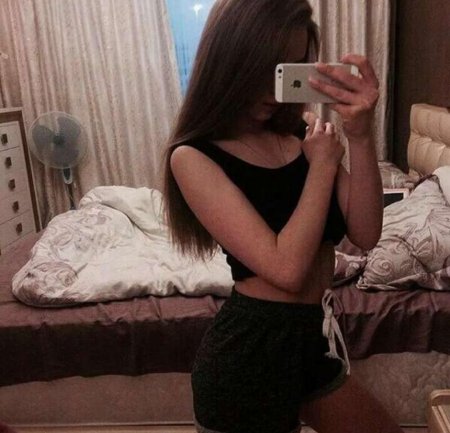 Девушка в зеркале без лица