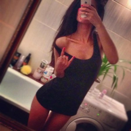 Брюнетка селфи