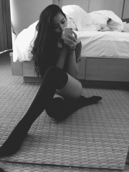 Стройная брюнетка с длинными волосами