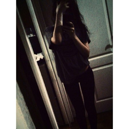 Брюнетка в зеркале без лица