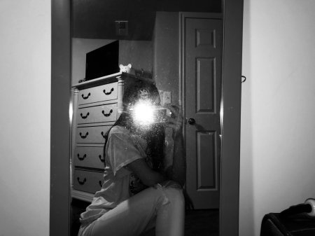 Девушка с телефоном в зеркале Эстетика