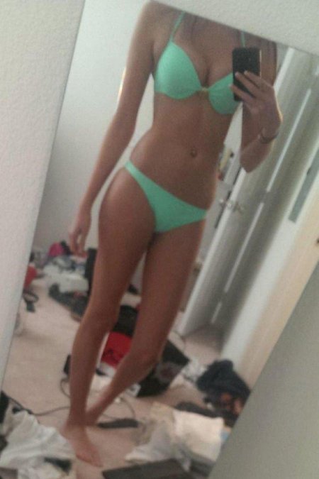 Девушка в купальнике в зеркале