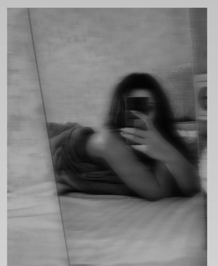 Девушка с айфоном в зеркале