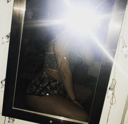 Девушка возле зеркала