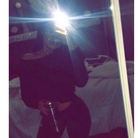 Девушка без лица у зеркала ночью