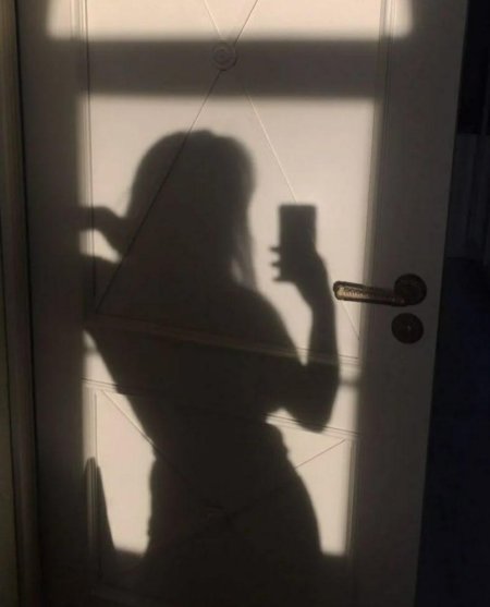 Девушка в зеркалах