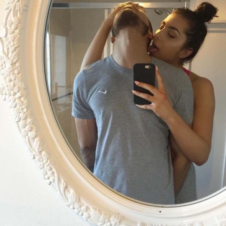 Парень с девушкой в зеркале