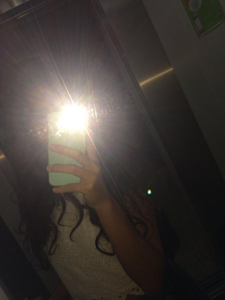 Девушки в зеркале со вспышкой