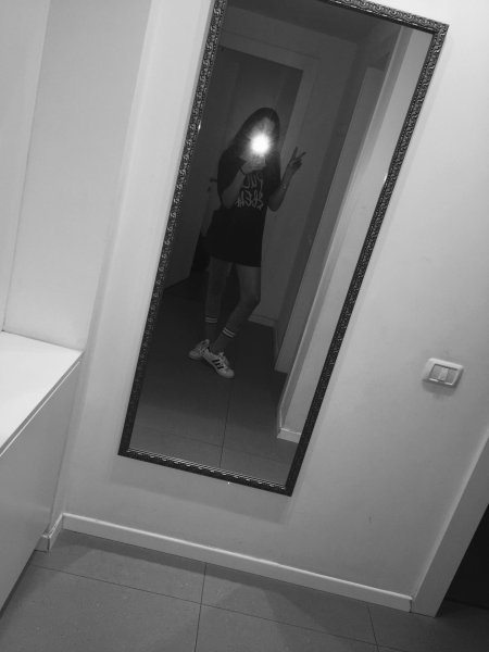 Девушка возле зеркала