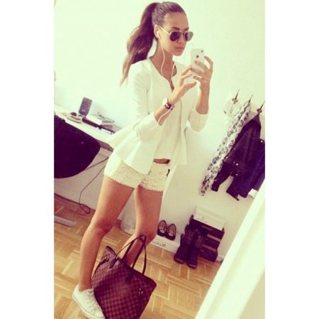 Стильная девушка селфи