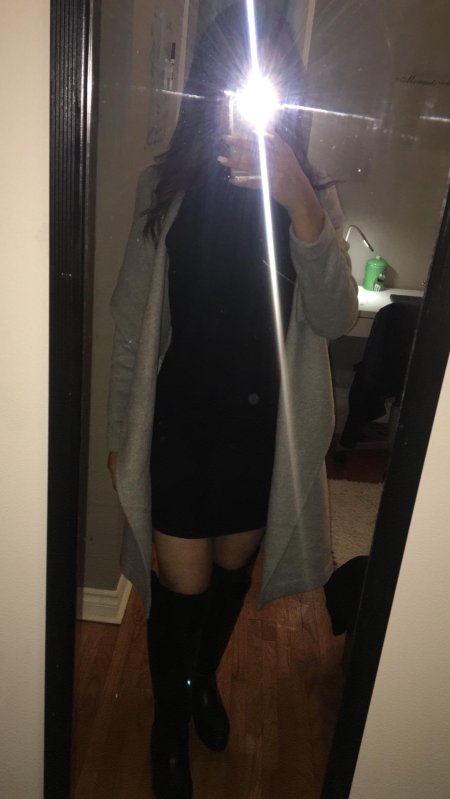 Девушка в платье у зеркала