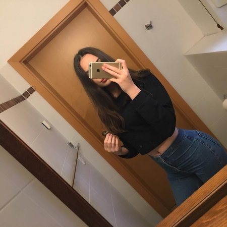 Девушка возле зеркала