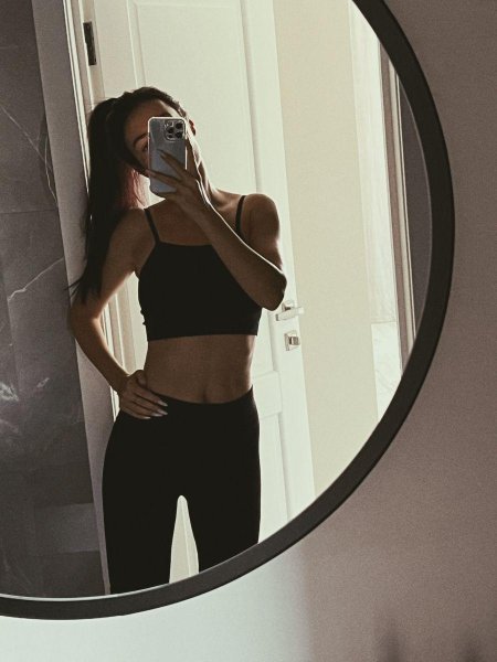 Девушка у зеркала