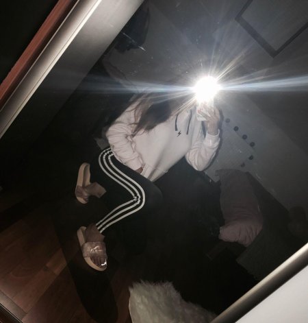 Девушки в зеркале со вспышкой