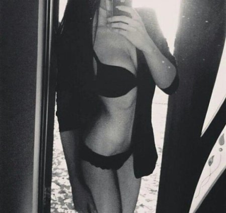 В черном белье селфи