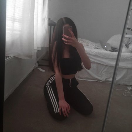 Девушка в зеркале безлтца