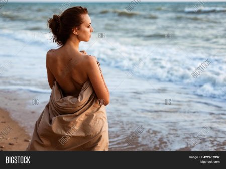 Девушка на берегу моря