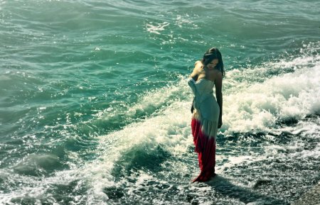 Девушка на берегу моря