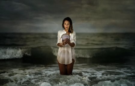 Девушка в мокром платье