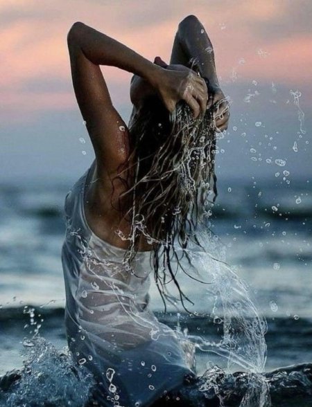 Девушка в воде