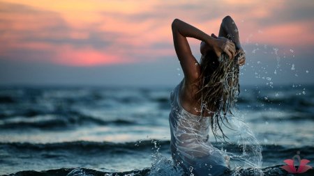 Девушка в брызгах воды