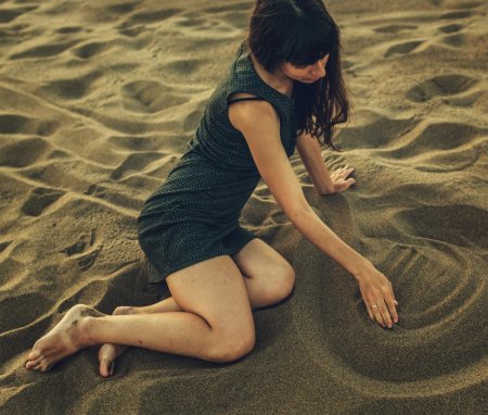 Девушка на песке