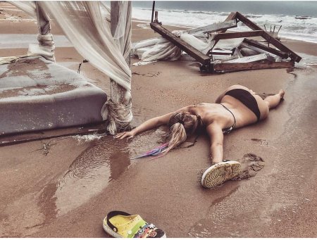 Девушка лежит на пляже