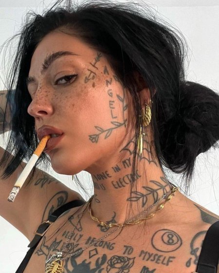 Татуированная девушка