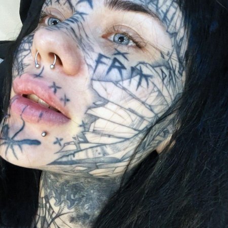 Татуировка на лице