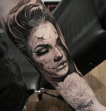 Тату на лице девушки