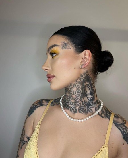 Женские татуировки на шее