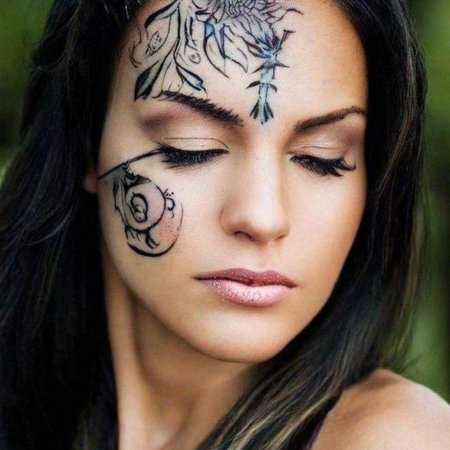 Женские татуировки на лице