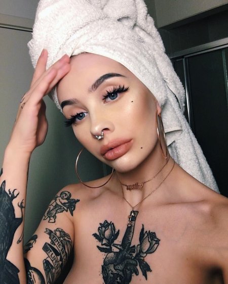 Тату на лице девушки