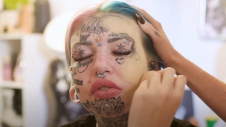 Тату на лице