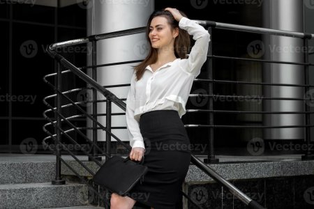 Девушка в черной юбке