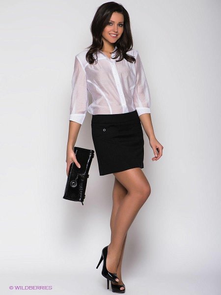 Девушка в блузке и юбке