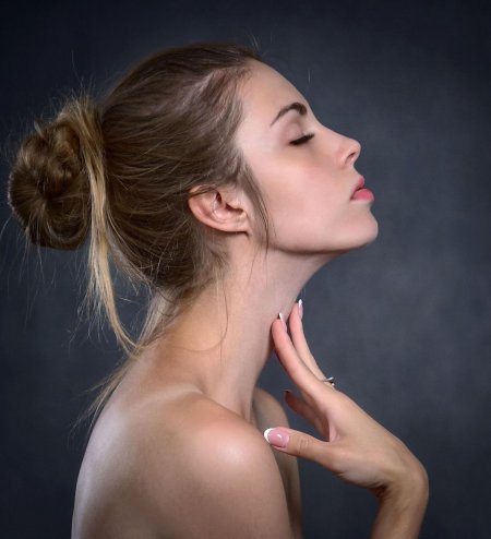 Женщина сбоку